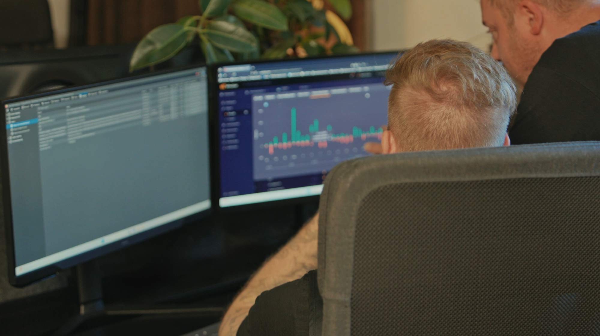 Paul och Fredrik på Rawdesigns arbetar vid datorn
